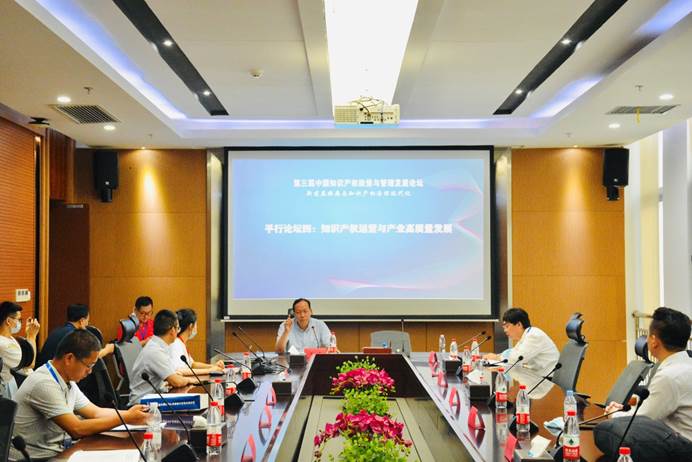 会议室里的人们描述已自动生成